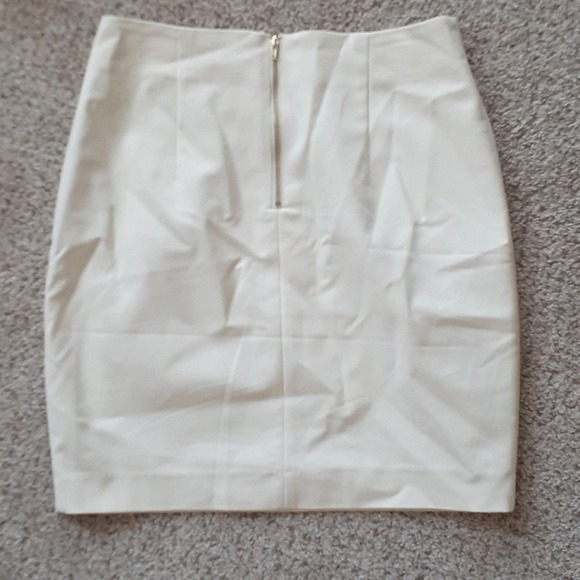 H&M creme colored skirt, size 8 - Picture 2 of 3